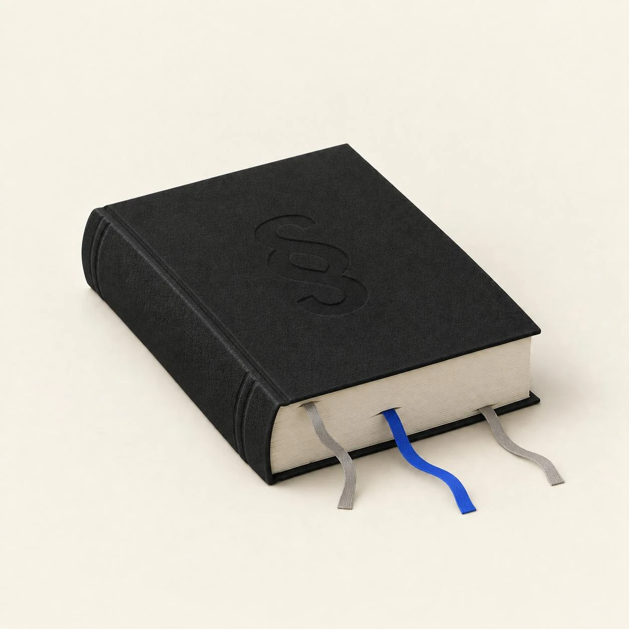 Illustration: Ein schwarzes Gesetzbuch mit Paragrafenzeichen und drei Lesebändern, das mittlere blau.